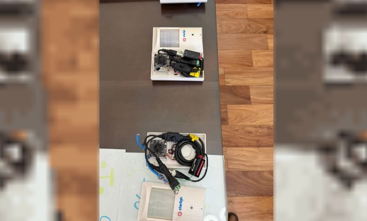 Dispositivos de espionaje ilegal encontrados en la oficina de Rogelio Frigerio.