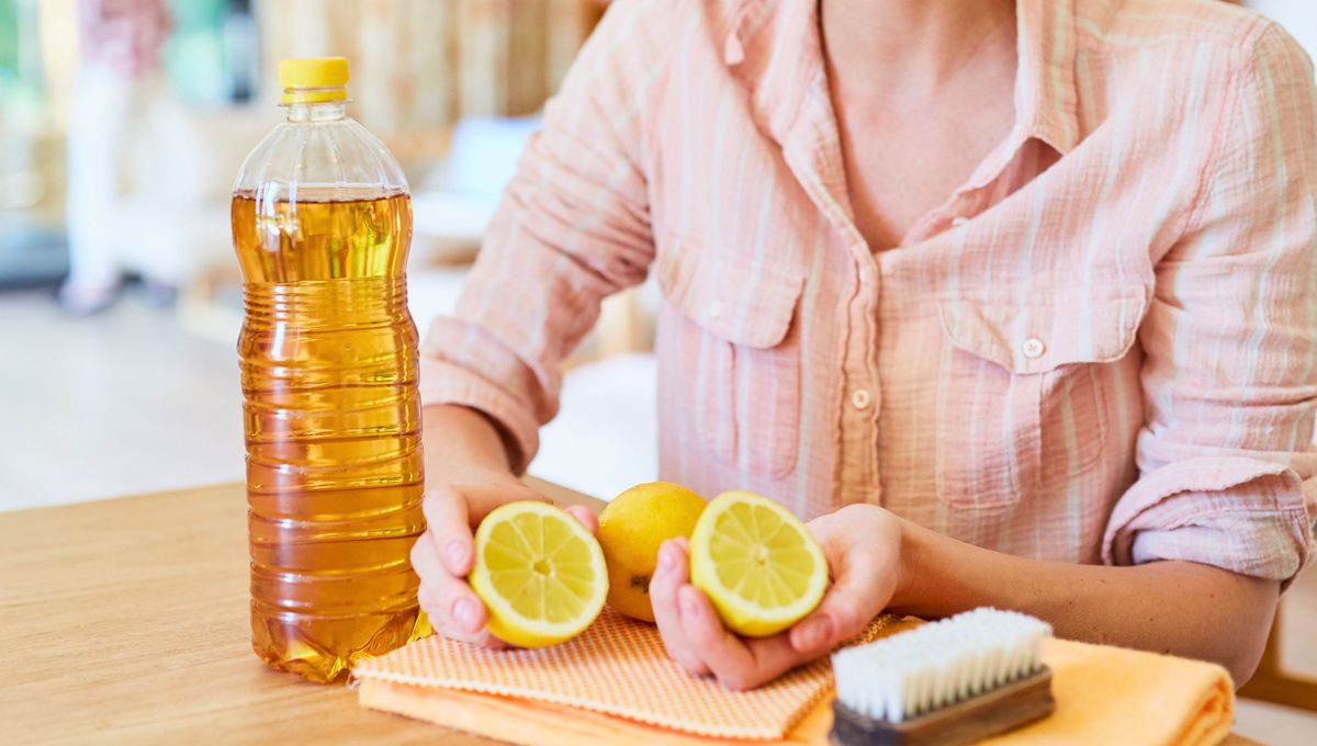 El vinagre y el limón son dos ingredientes naturales y seguros para limpiar. El vinagre y el limón son dos ingredientes naturales y seguros para limpiar.