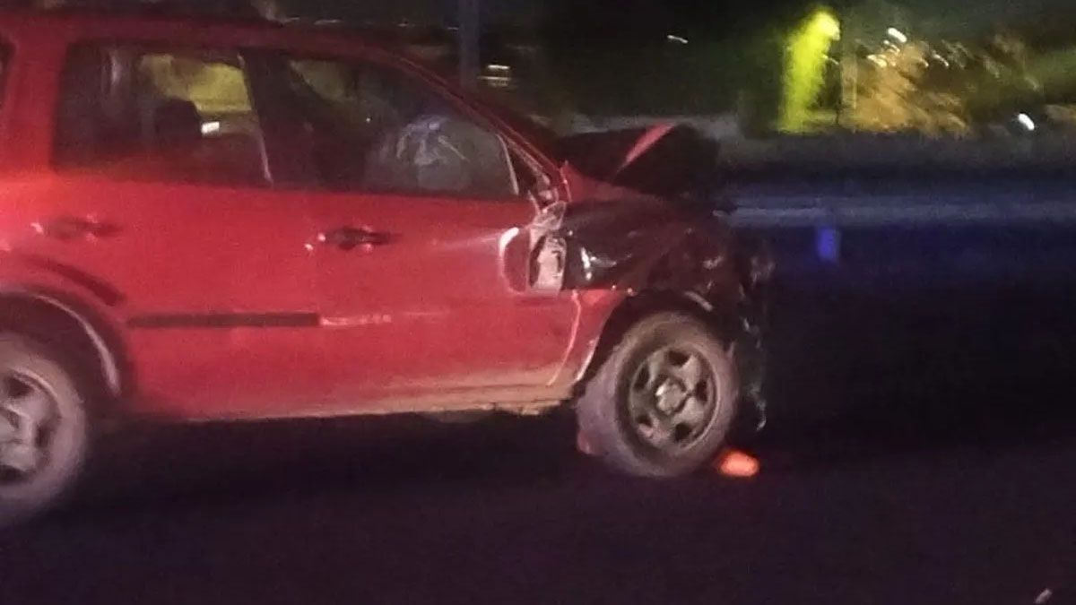 El impacto que quedó en el EcoSport tras atropellar a tres personas en el Acceso Sur, dos de ellas murieron. El impacto que quedó en el EcoSport tras atropellar a tres personas en el Acceso Sur, dos de ellas murieron.