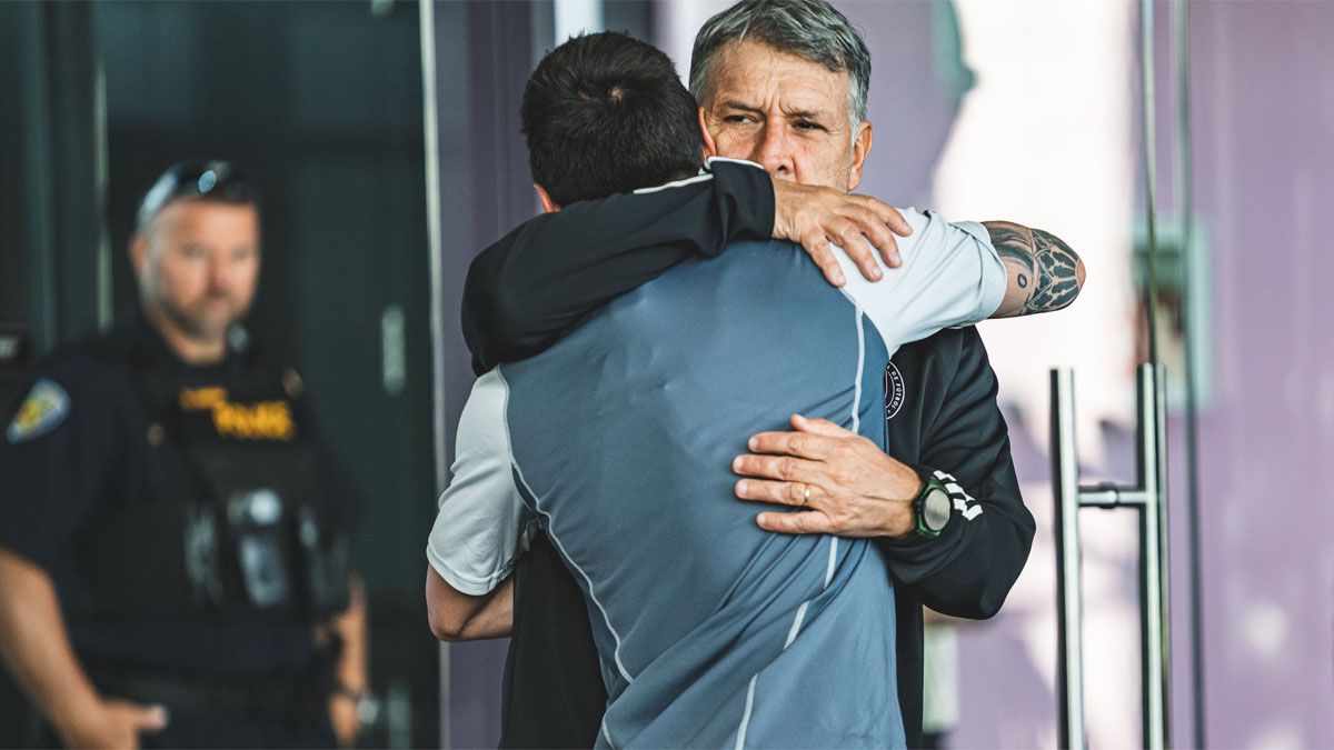 Martino abraza a Messi. Martino abraza a Messi.