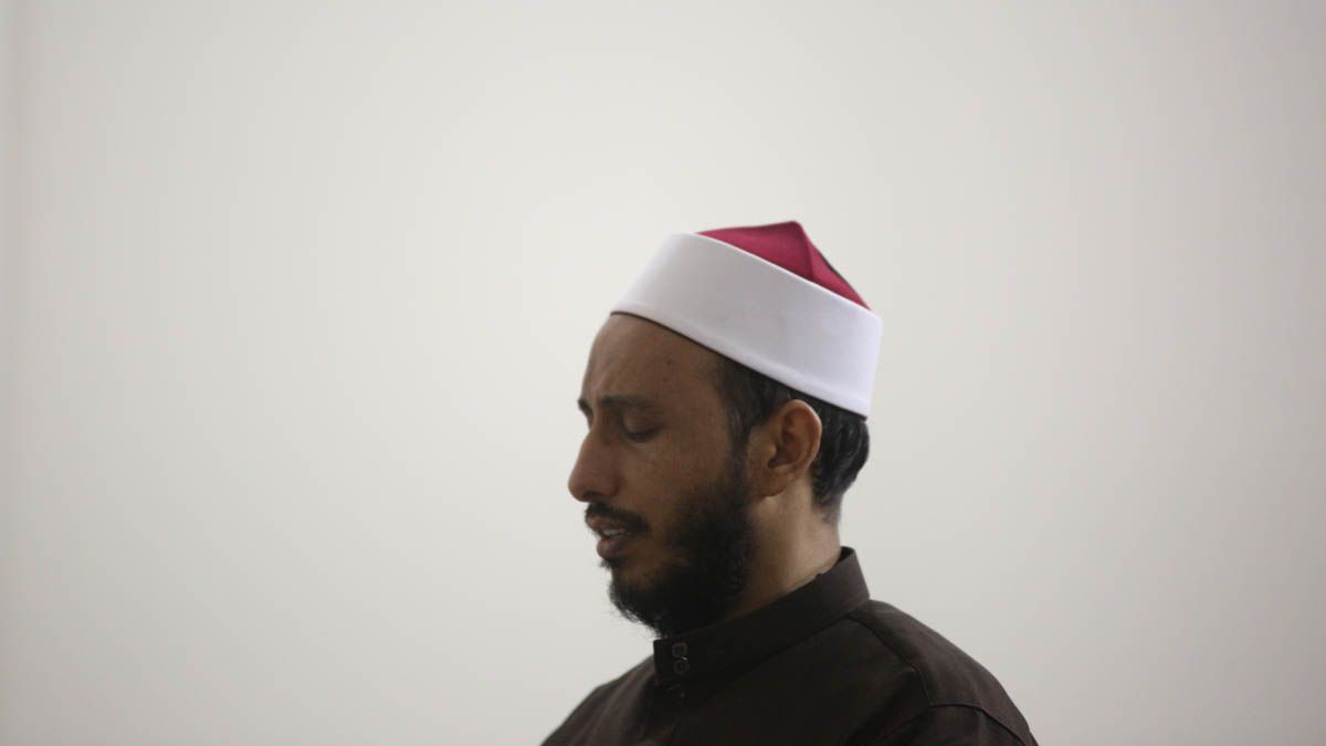 Sheijk Mohamand Al Hassan Imán del Centro Islámico de Mendoza, realizando el rezo del Ramadán.