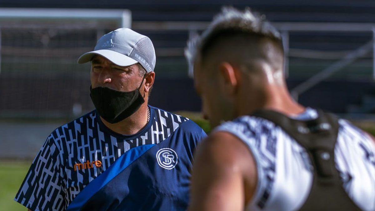 El DT de Independiente Rivadavia, Marcelo Straccia. Foto: Ovaldo Gagliardi.