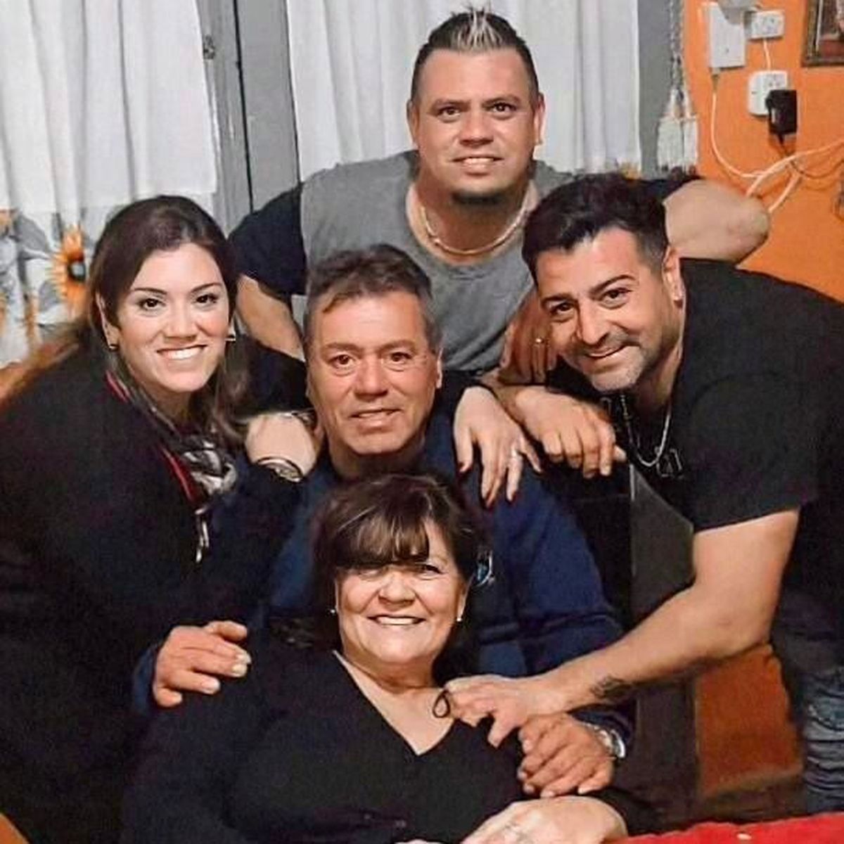Junto a su familia, el verdadero sostén de su vida. Junto a su familia, el verdadero sostén de su vida.