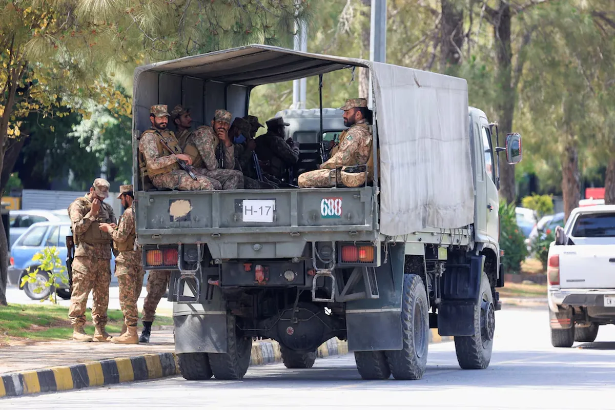 Soldados del ejército sentados en un camión, mientras Pakistán se prepara para recibir a EEUU e Irán para conversaciones de paz Soldados del ejército sentados en un camión, mientras Pakistán se prepara para recibir a EEUU e Irán para conversaciones de paz
