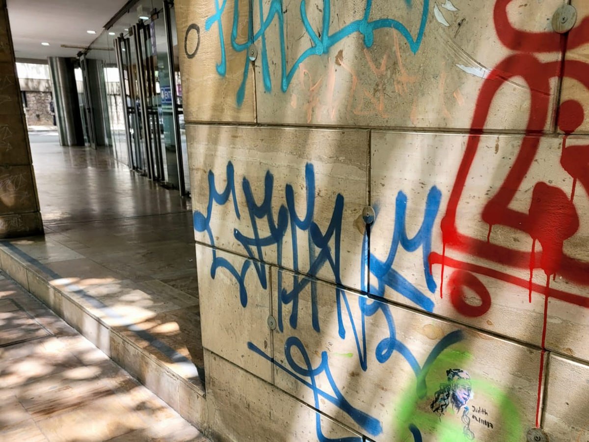 El edificio de los tribunales de Familia es uno de los edificios públicos más atacados.