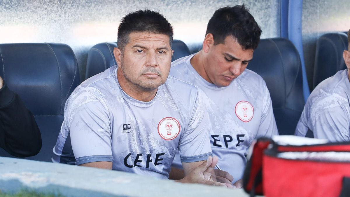 Alejandro Abaurre es el DT de Huracán Las Heras. Alejandro Abaurre es el DT de Huracán Las Heras.