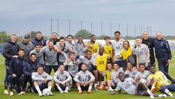 La última foto del PSG de la temporada, con Messi y di María.