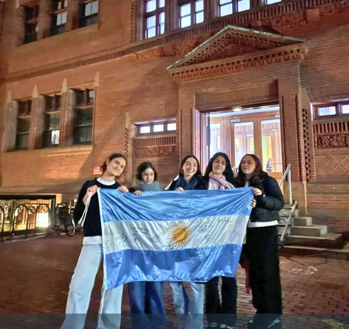 La joven mendocina, a la derecha, junto a sus compañeras argentinas que también representaron al país. La joven mendocina, a la derecha, junto a sus compañeras argentinas que también representaron al país.