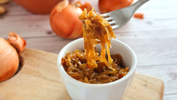 Ni azúcar, ni mantequilla: el truco para hacer cebolla caramelizada más deliciosa y con menos calorías
