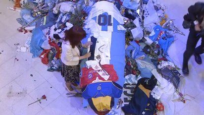 Cristina Kirchner se despidió de MAradona en la Casa Rosada y saludó a la familia. 