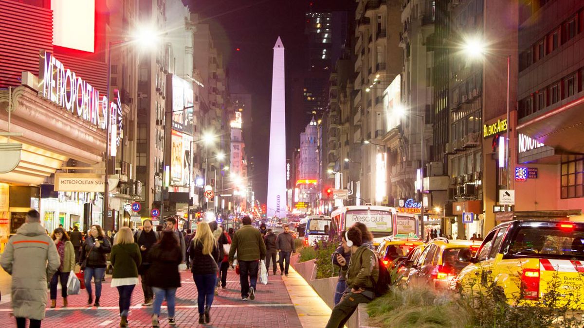 La avenida Corrientes con el atractivo del Obelisco, invadida por turistas que visitan sus teatros y las pizzerías más famosas La avenida Corrientes con el atractivo del Obelisco, invadida por turistas que visitan sus teatros y las pizzerías más famosas