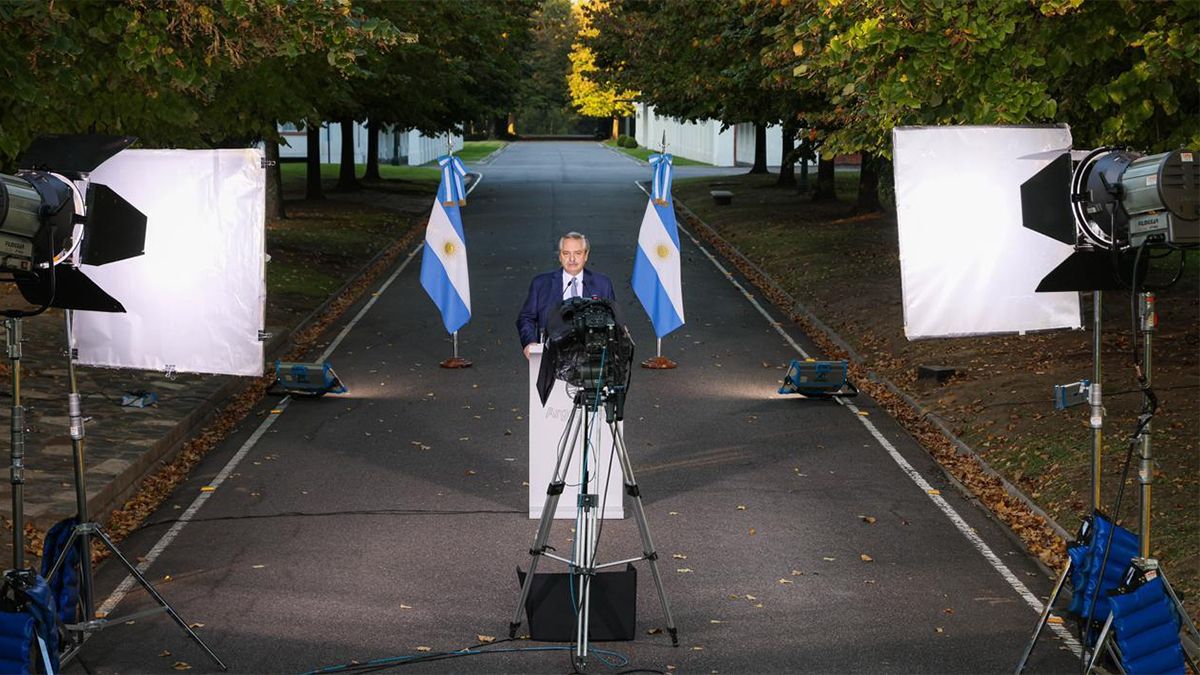Alberto Fernández habló al aire libre, en un mensaje grabado, mientras se repone del coronavirus.
