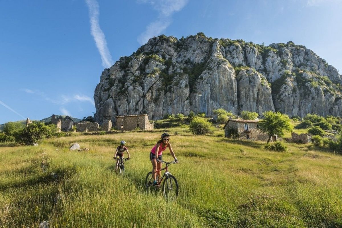El ciclismo es una de las actividades más divertidas para hacer en este pueblo. El ciclismo es una de las actividades más divertidas para hacer en este pueblo.