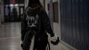 Una adolescente therian de 15 años mató a sus padres, acuchilló al perro y les mandó fotos a sus amigos