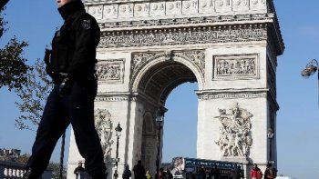 Hollande pidió a franceses que pongan banderas en sus casas  en homenajes a víctimas de 13-N