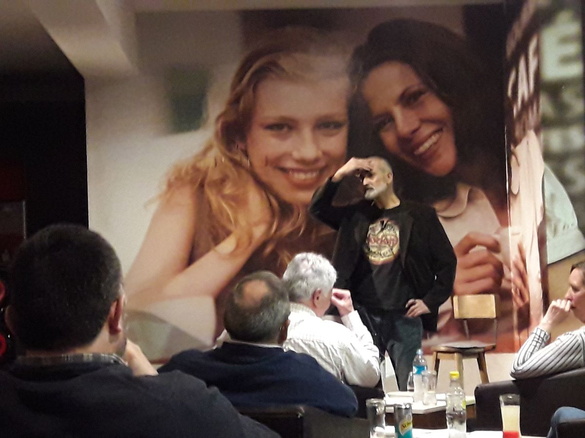 El Negro Quiroga encarna a El Pollito Feo, versión mendocina del cuento de Andersen.