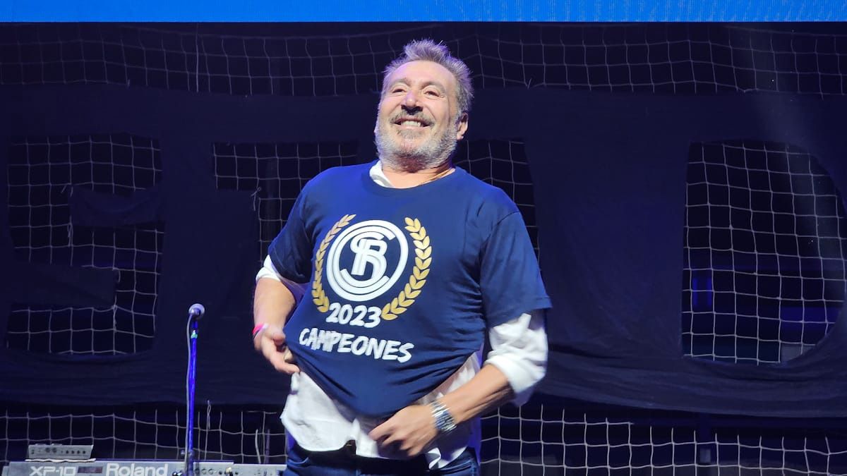 El titular de Independiente Rivadavia, sonríe en la gran fiesta azul.