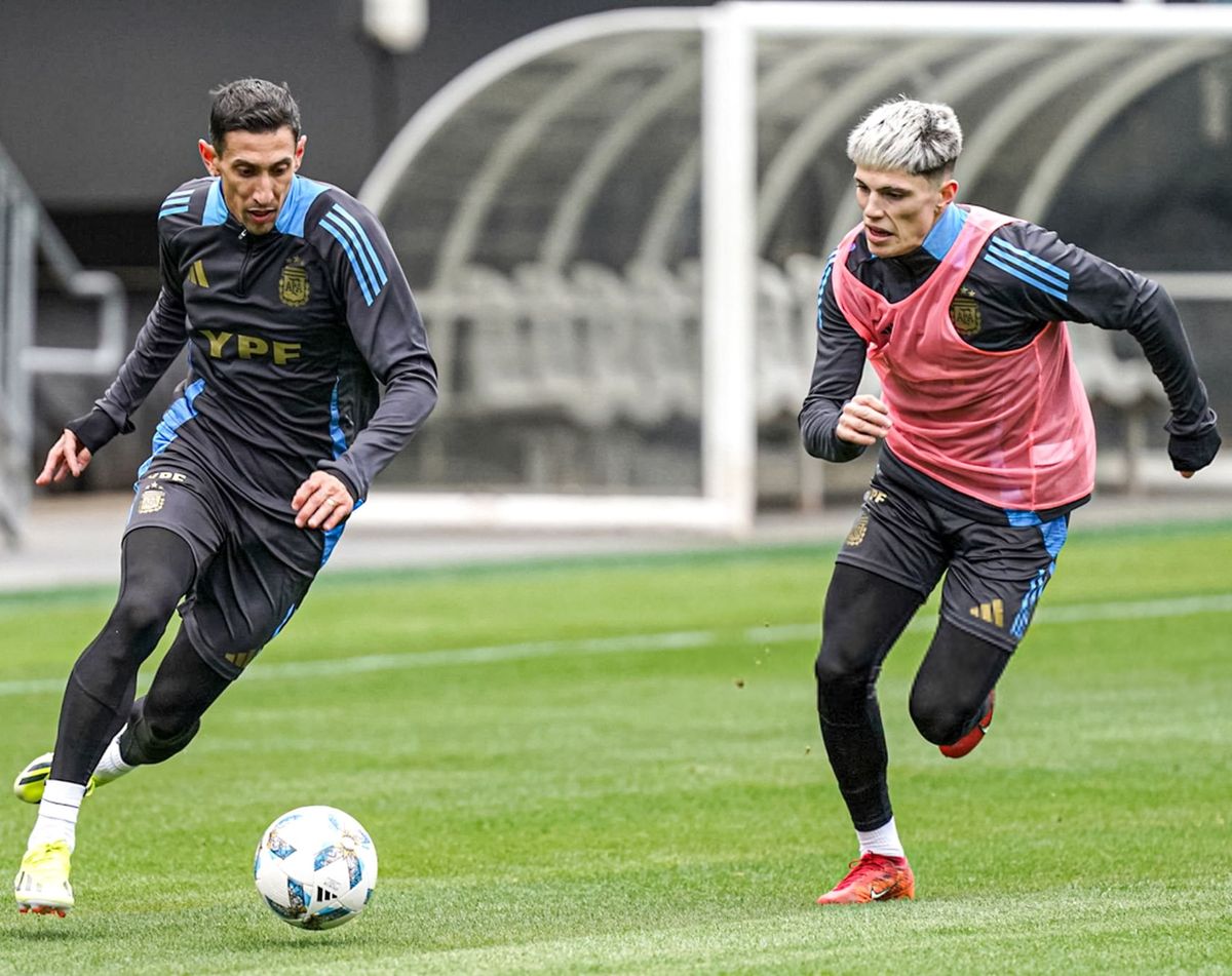 Di Mar&iacute;a y Garnacho en plena pr&aacute;ctica de la Selecci&oacute;n