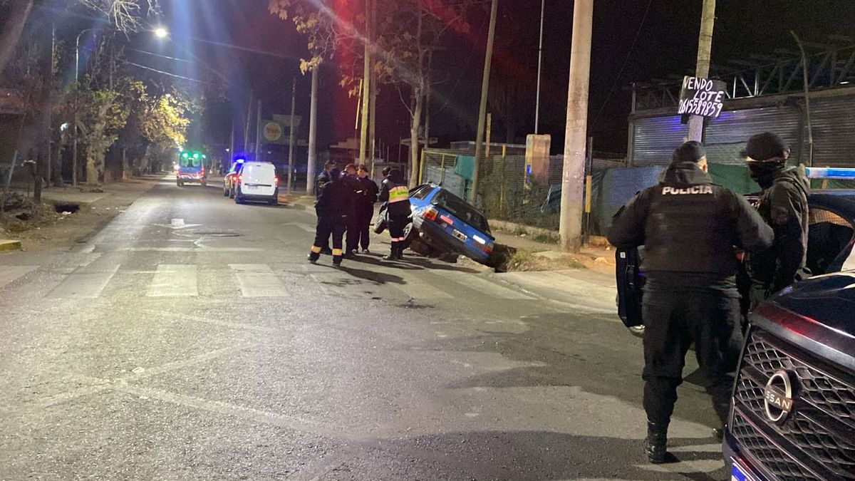 El conductor estaba borracho y tenía 2,73 gramos de alcohol en sangre. Además le encontraron un arma de fuego en su auto. El conductor estaba borracho y tenía 2,73 gramos de alcohol en sangre. Además le encontraron un arma de fuego en su auto.