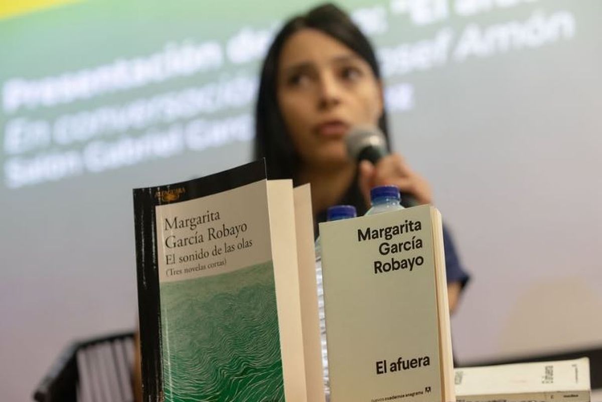 Margarita con sus libros. Margarita con sus libros.