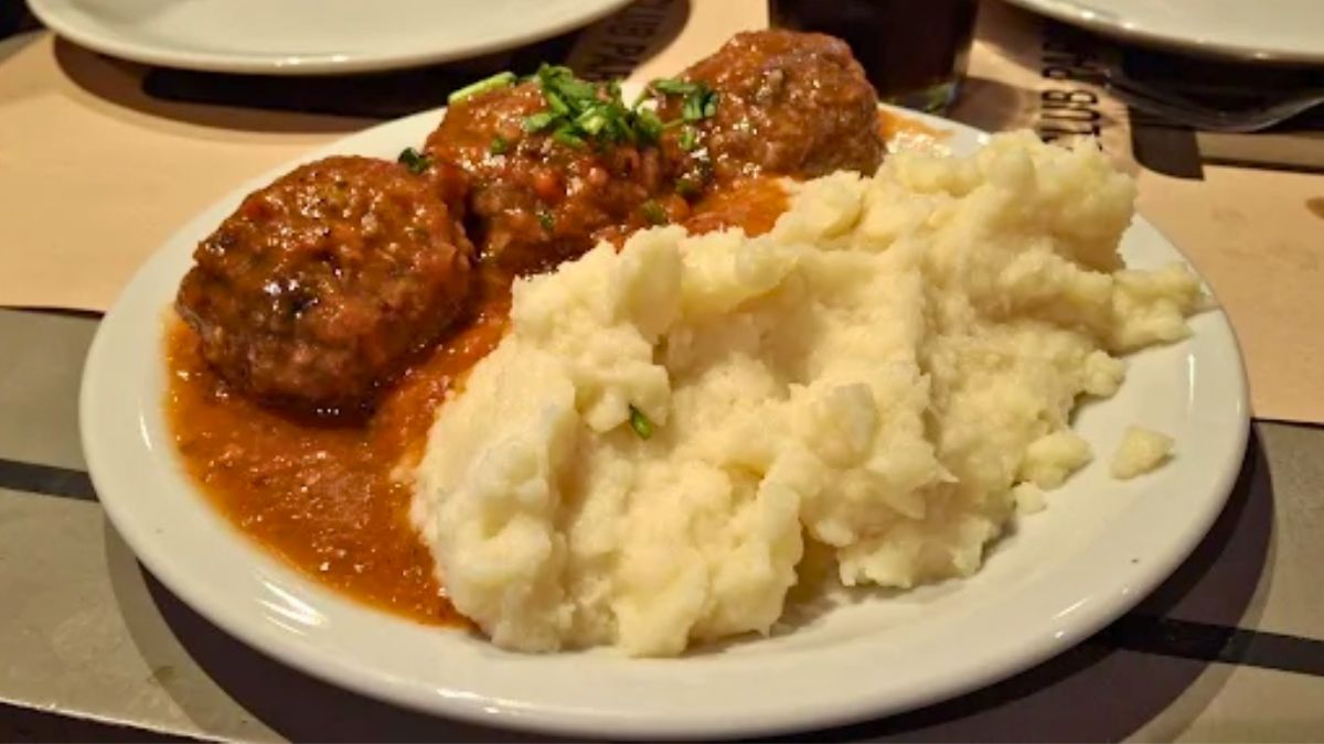 Albóndigas con puré, un plato típico de este bodegón. Albóndigas con puré, un plato típico de este bodegón.