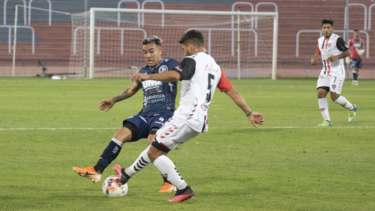 Agustín Verdugo está metido en el choque de Independiente Rivadavia ante Guillermo Brown, en Madryn.