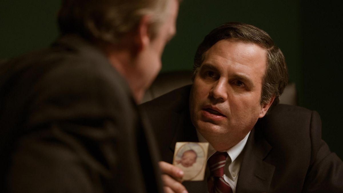 El precio de la verdad, la película de Netflix protagonizada por Mark Ruffalo y Anne Hathaway que se basa en hechos reales. Foto: gentileza Themoviedb. El precio de la verdad, la película de Netflix protagonizada por Mark Ruffalo y Anne Hathaway que se basa en hechos reales. Foto: gentileza Themoviedb.