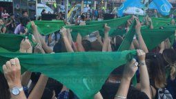 La plaza de Mayo de Paraná se llenó de pañuelos verdes pidiendo por el Aborto Legal La plaza de Mayo de Paraná se llenó de pañuelos verdes pidiendo por el Aborto Legal