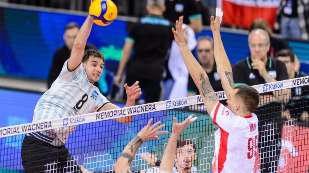 Agustín Loser festejó con la selección argentina de vóley la obtención del torneo Wagner Memorial en Polonia.