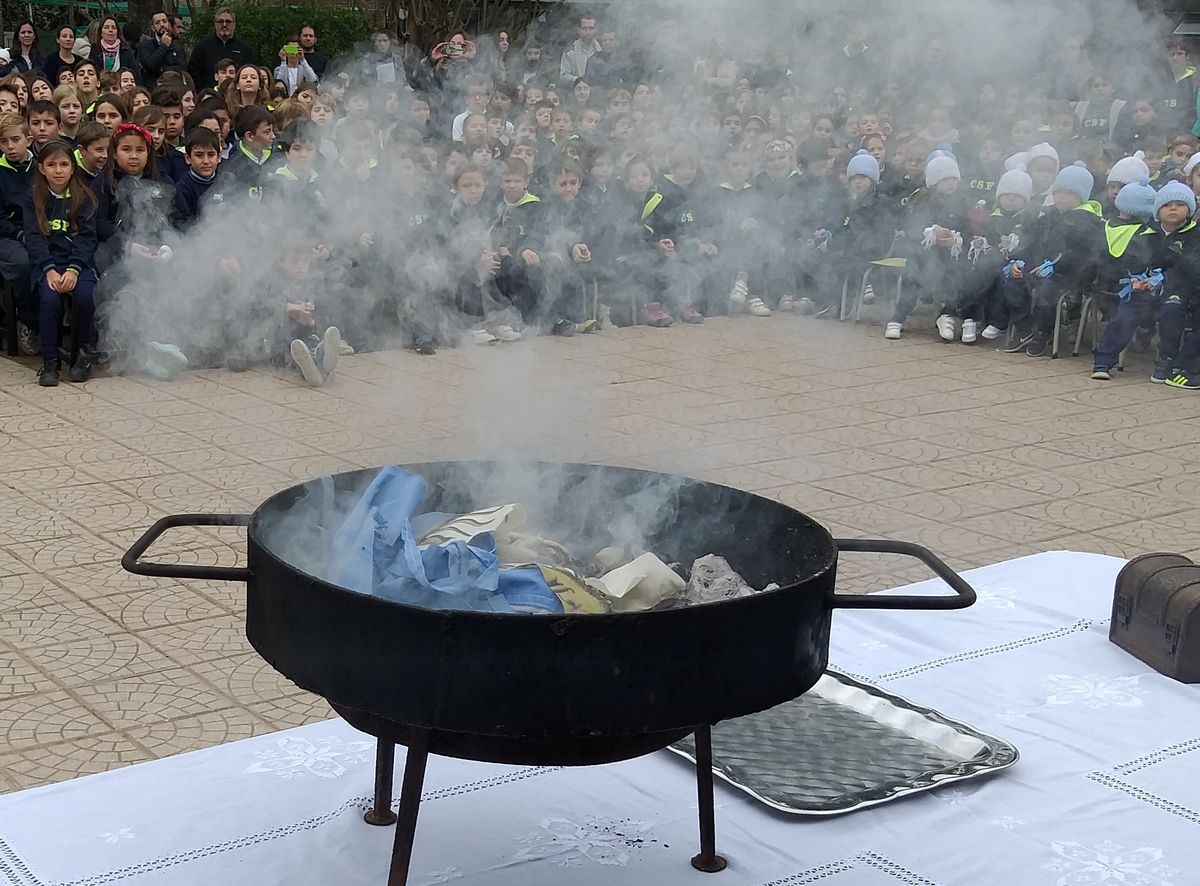 Incineraci&oacute;n de una bandera argentina en una escuela.