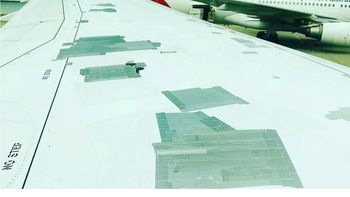 Viralizan la foto del ala de un avión recubierta con cinta adhesiva