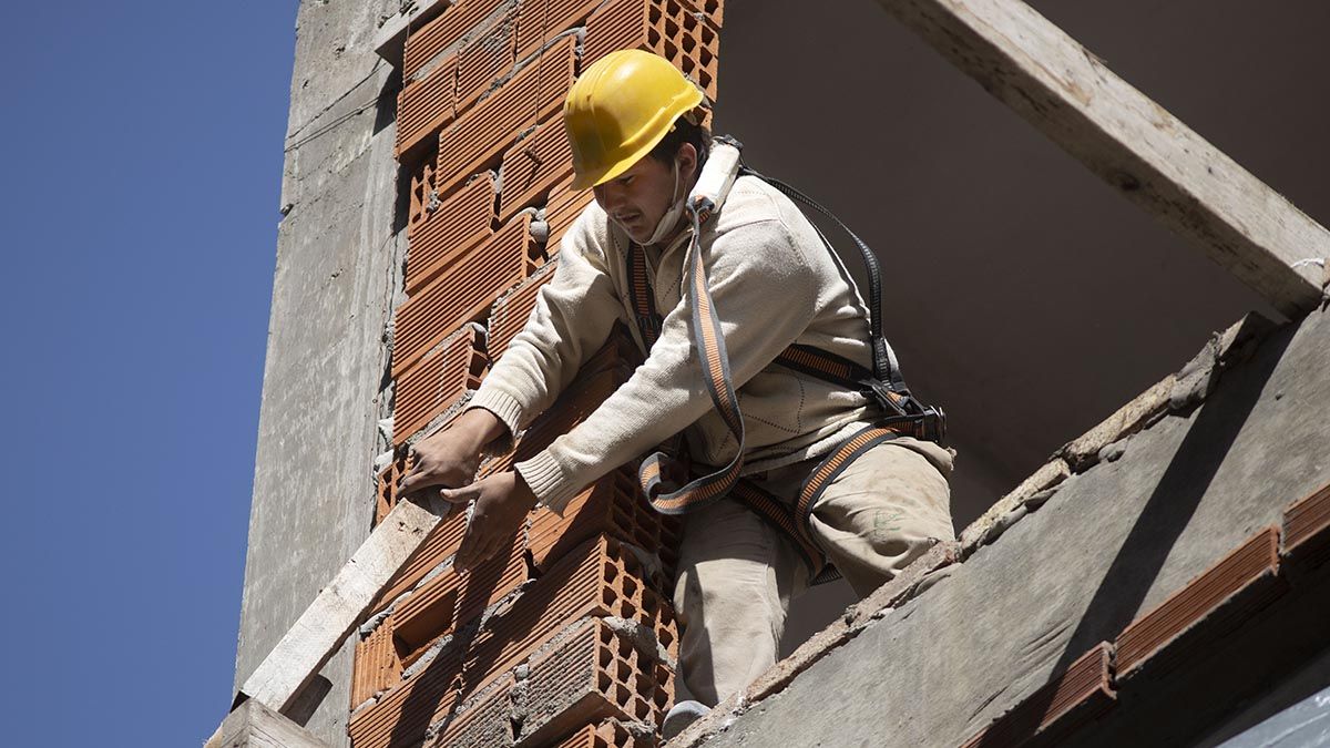 De la población desocupada el 20,4% tiene como oficio la industria de la construcción.