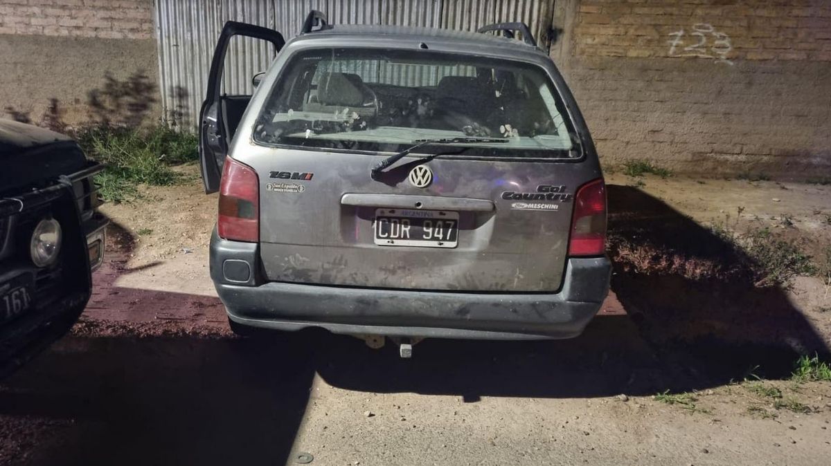 Los presuntos autores del intento de robo escaparon en un WV Gol, pero fueron atrapados por la Policía en Luján. Los presuntos autores del intento de robo escaparon en un WV Gol, pero fueron atrapados por la Policía en Luján.