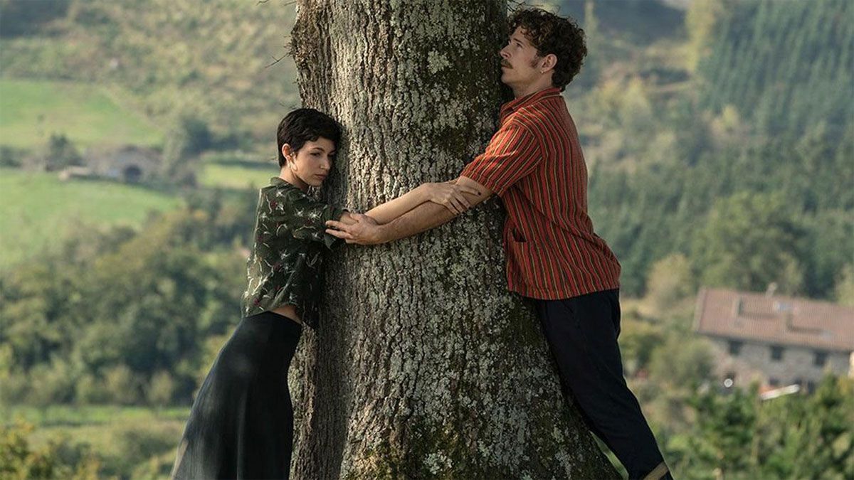 Úrsula Corberó y Álvaro Cervantes brillan con sus protagónicos en El árbol de la sangre, film de Netflix.