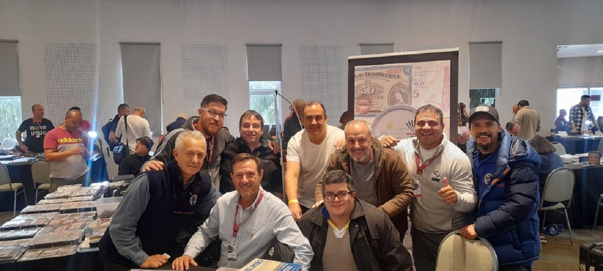 Los coleccionistas aprovechan para intercambiar, comprar, vender y ponerse al día con las novedades. Los coleccionistas aprovechan para intercambiar, comprar, vender y ponerse al día con las novedades.