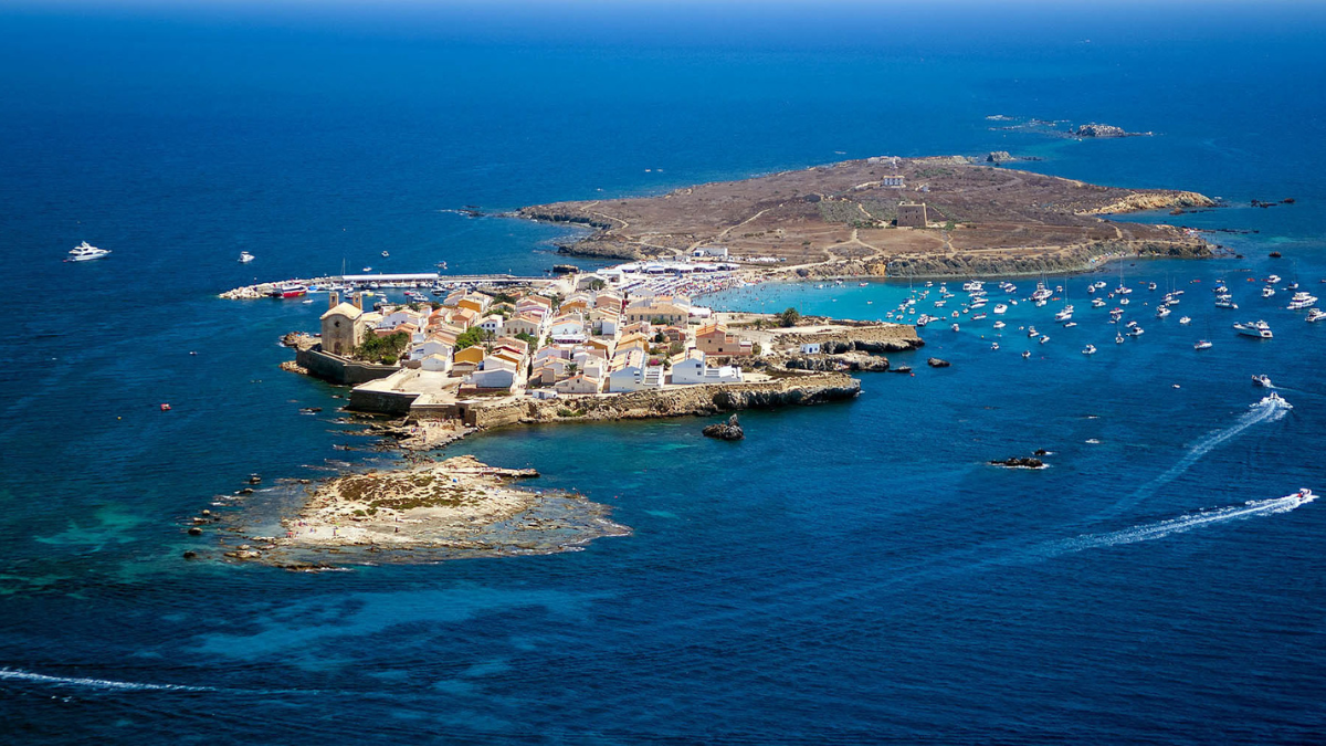La isla de Tabarca en España es la única habitada de la Comunidad Valenciana.