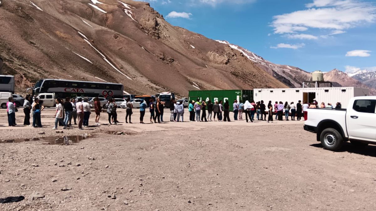 El fin de semana XL que disfrutan los chilenos provocó largas demoras en el complejo Roque Carranza. Largas filas para utilizar los baños. El fin de semana XL que disfrutan los chilenos provocó largas demoras en el complejo Roque Carranza. Largas filas para utilizar los baños.