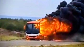 Un micro que trasladaba docentes y alumnos se incendió por completo camino al aeropuerto