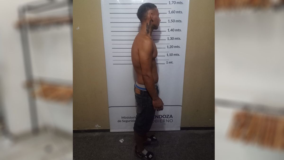 El sospechoso de 21 años pasó por enfrente del local que robaron y llevaba puesta una remera de allí. Foto: Ministerio de Seguridad.