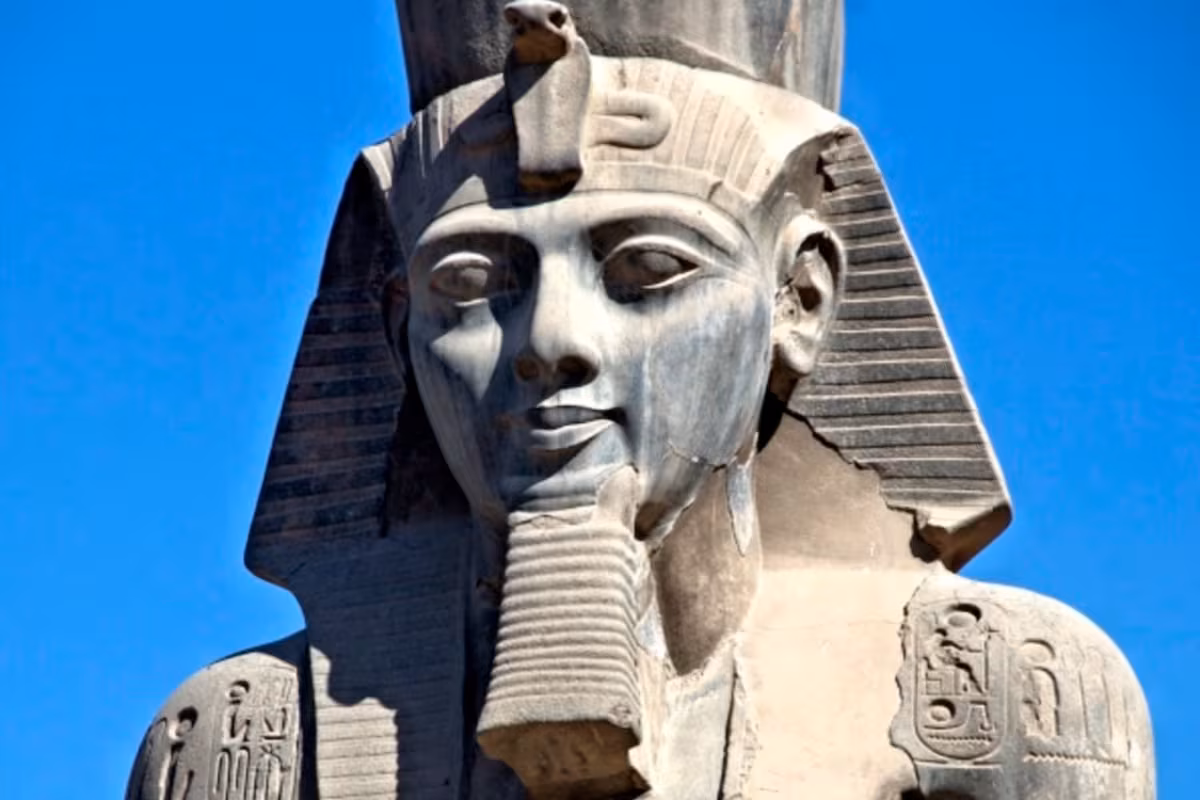 Descubrimiento histórico: un mensaje oculto de Ramsés II en el corazón de París
