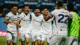 Sheyko Studer se abraza con sus compañeros de Independiente Rivadavia. Sheyko Studer se abraza con sus compañeros de Independiente Rivadavia.