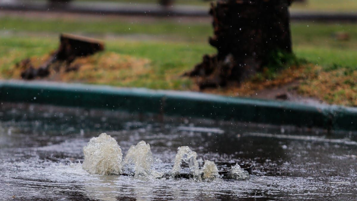 La lluvia colapsó cloacas y complico la potabilización del agua.