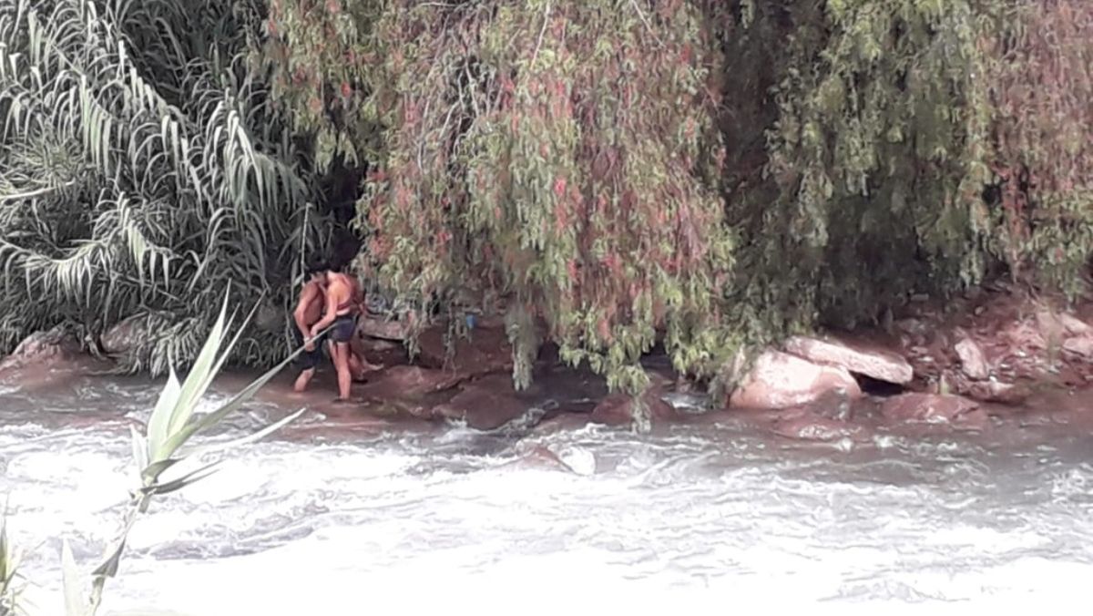 El periodista arruinó este bello momento a orillas del canal Cacique Guaymallén. Disculpas. El periodista arruinó este bello momento a orillas del canal Cacique Guaymallén. Disculpas.