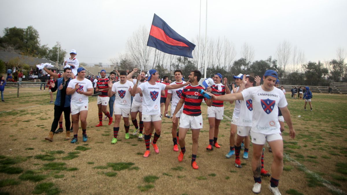 Las remeras y gorras para los campeones aparecieron apenas terminado el partido.