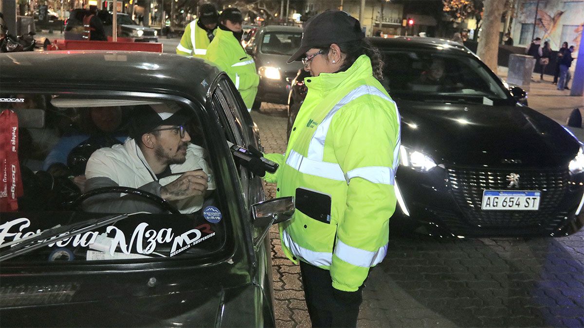 Un conductor alcoholizado de 23 años fue detenido en un control de Tránsito de Capital en calles Arístides Villanueva y Tiburcio Benegas. Imagen ilustrativa. Un conductor alcoholizado de 23 años fue detenido en un control de Tránsito de Capital en calles Arístides Villanueva y Tiburcio Benegas. Imagen ilustrativa.