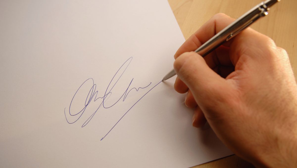 Qué significa si una persona subraya su nombre en la firma