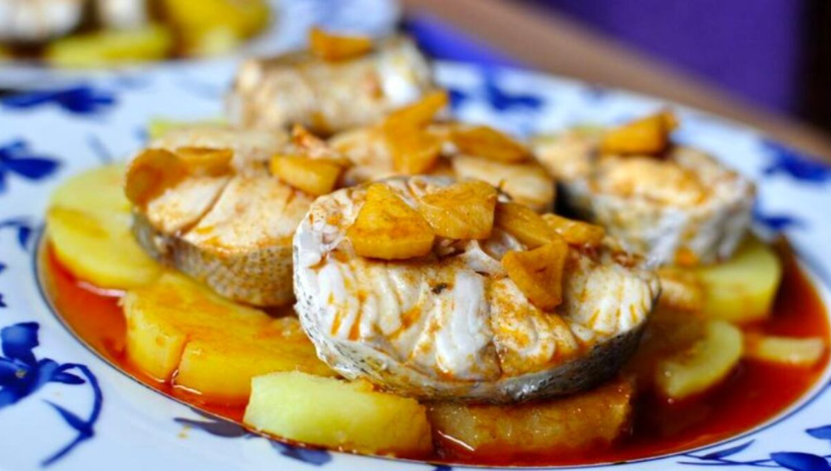 Merluza a la gallega: la receta justa para recrear el emblemático plato español con pescado.