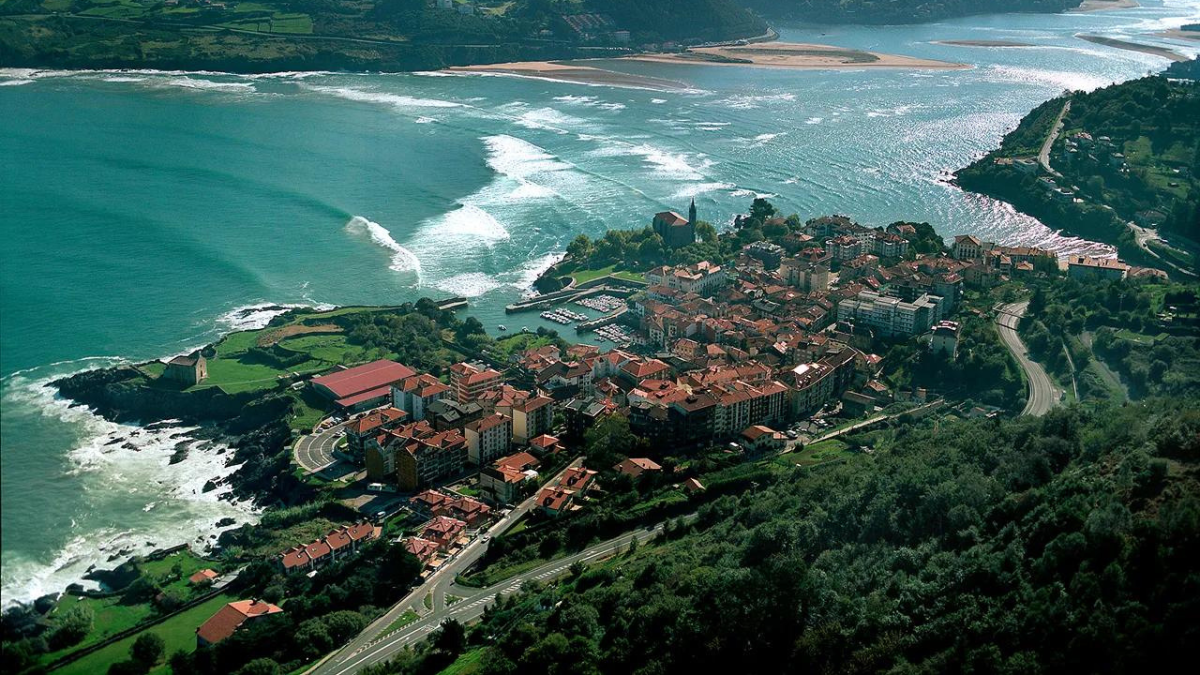 Mundaka es un pueblo pequeño y pintoresco, que tiene bonitas calles estrechas y casas tradicionales vascas. Mundaka es un pueblo pequeño y pintoresco, que tiene bonitas calles estrechas y casas tradicionales vascas.