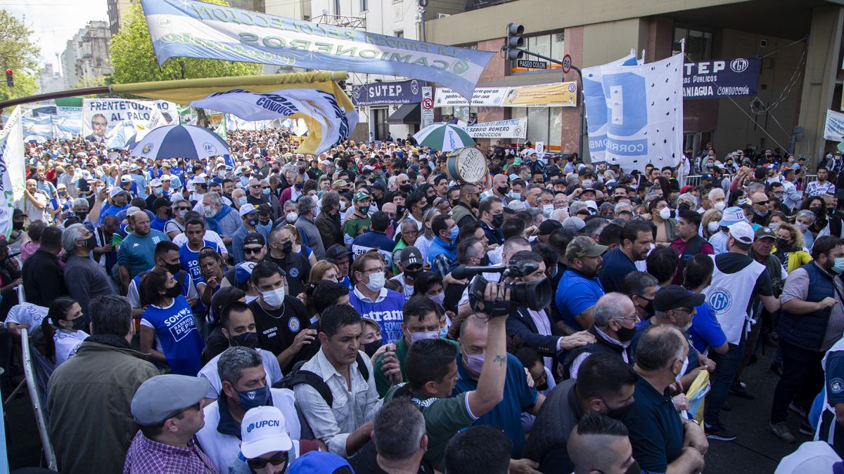 Exigirán que se retrotraiga el decreto preciso Héctor Daer, uno de los secretarios generales de la central. Exigirán que se retrotraiga el decreto preciso Héctor Daer, uno de los secretarios generales de la central.