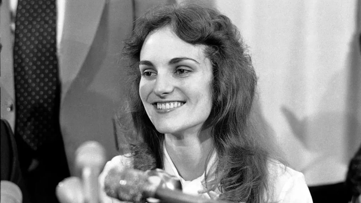 Patty Hearst, de joven millonaria secuestrada a terrorista. Patty Hearst, de joven millonaria secuestrada a terrorista.
